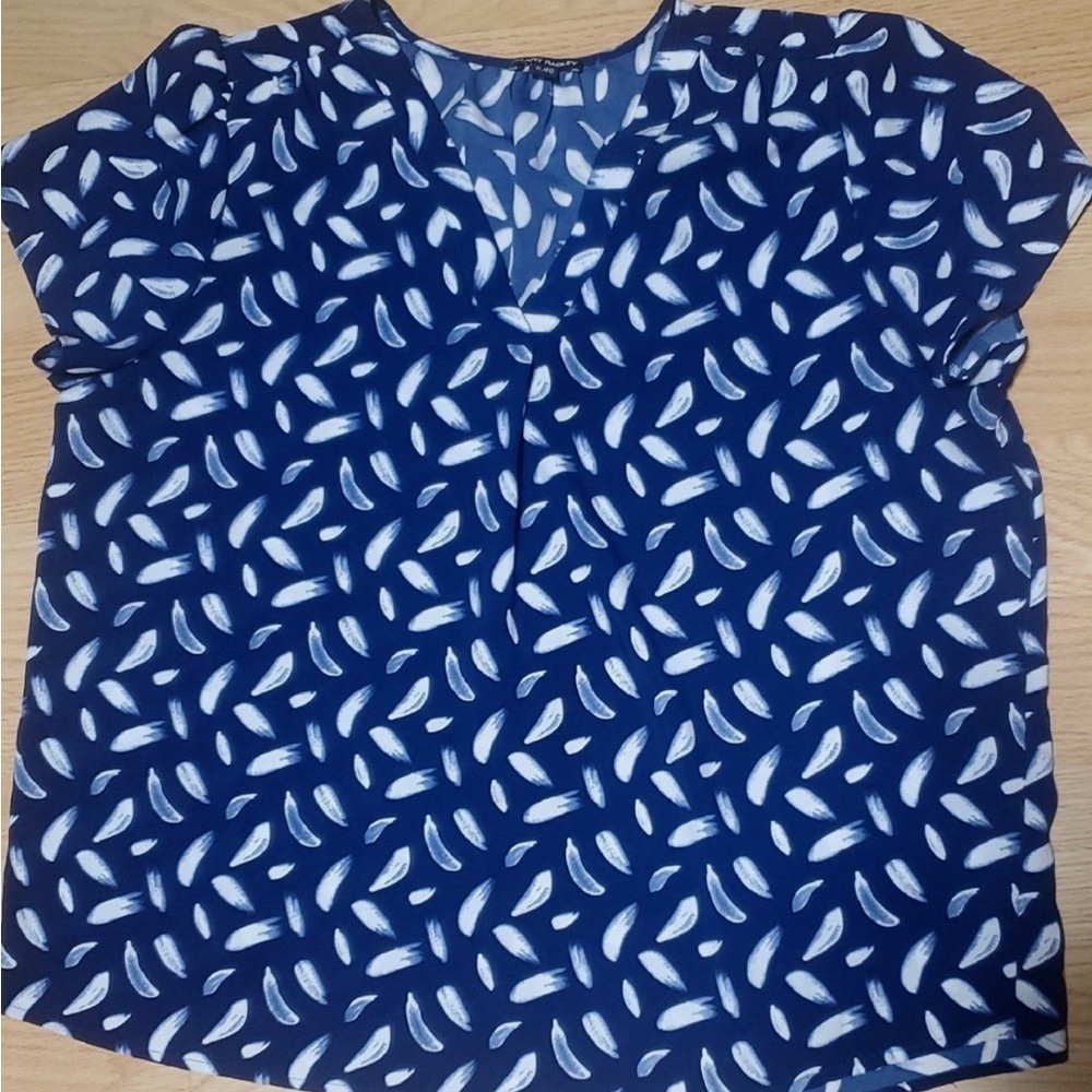 Hilary Radley V-Neck Blouse with Leaf Pattern in Indigo & Off-White, Like New - Picture 4 of 5
